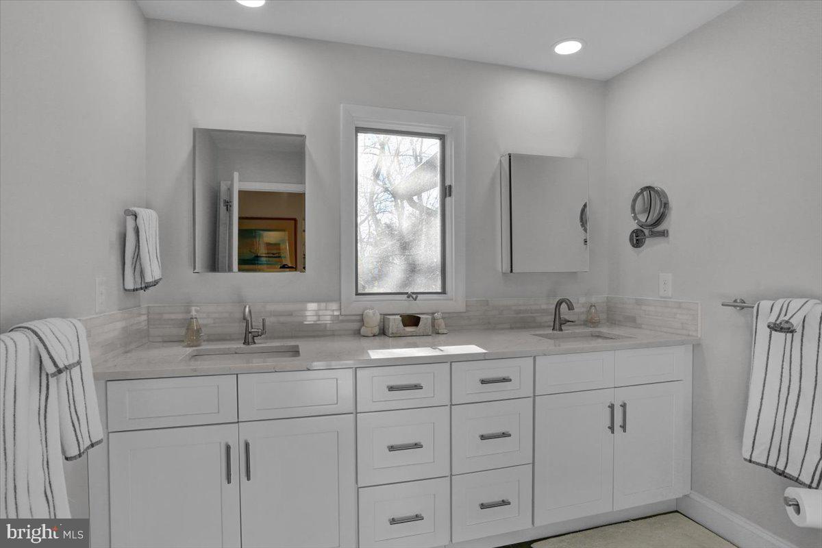 HESSIAN PINES - Residential