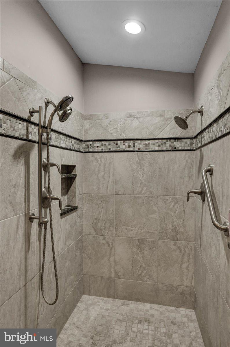 HESSIAN PINES - Residential