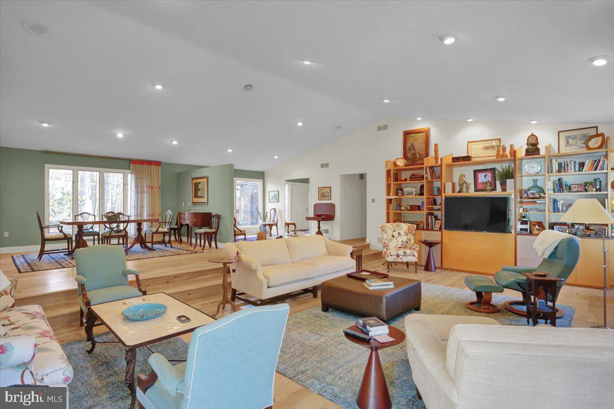 HESSIAN PINES - Residential