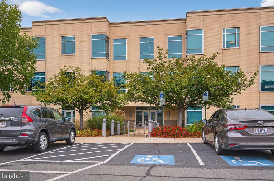 LAKEFRONT FULLY FINISHED PREMIUM OFFICE SPACE FRESHLY PAINTED, LIGHT & BRIGHT.....FOUR OFFICES,CONFERENCE ROOM,KITCHEN AND RECEPTION AREAS....EXCELLENT LAKE VIEWS.....VACANT AND READY FOR IMMEDIATE OCCUPANCY.....