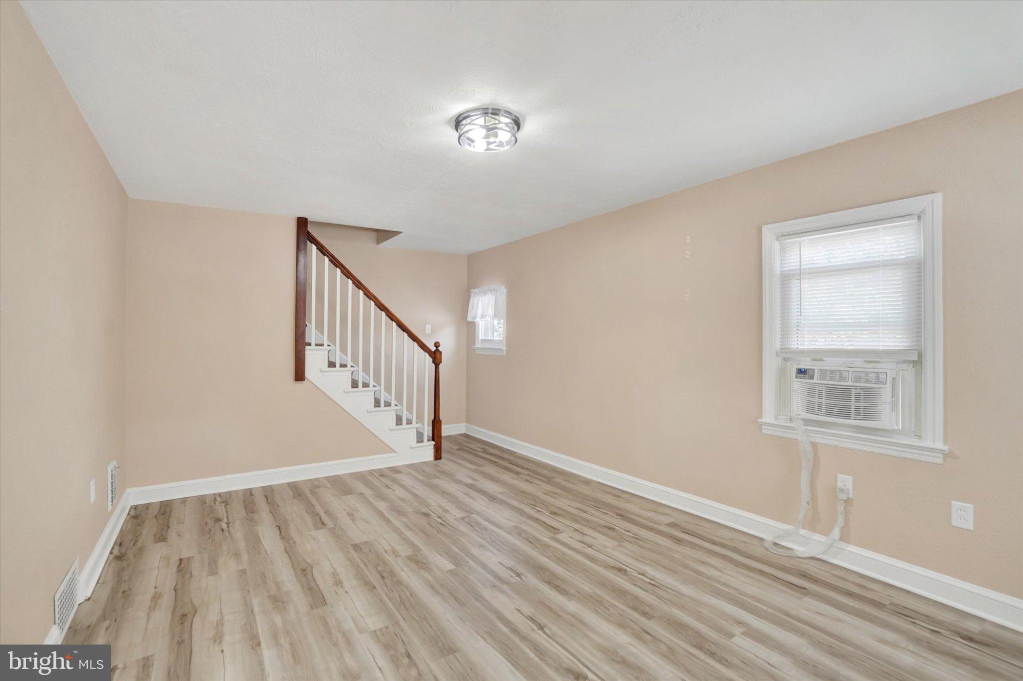 1229 W POPLAR STREET