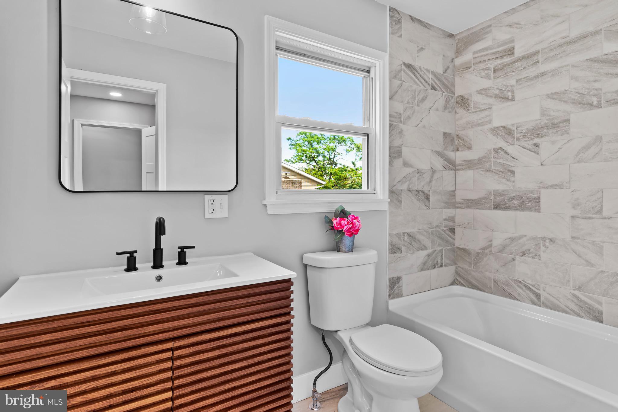 COLONIAL HILLS - Residential