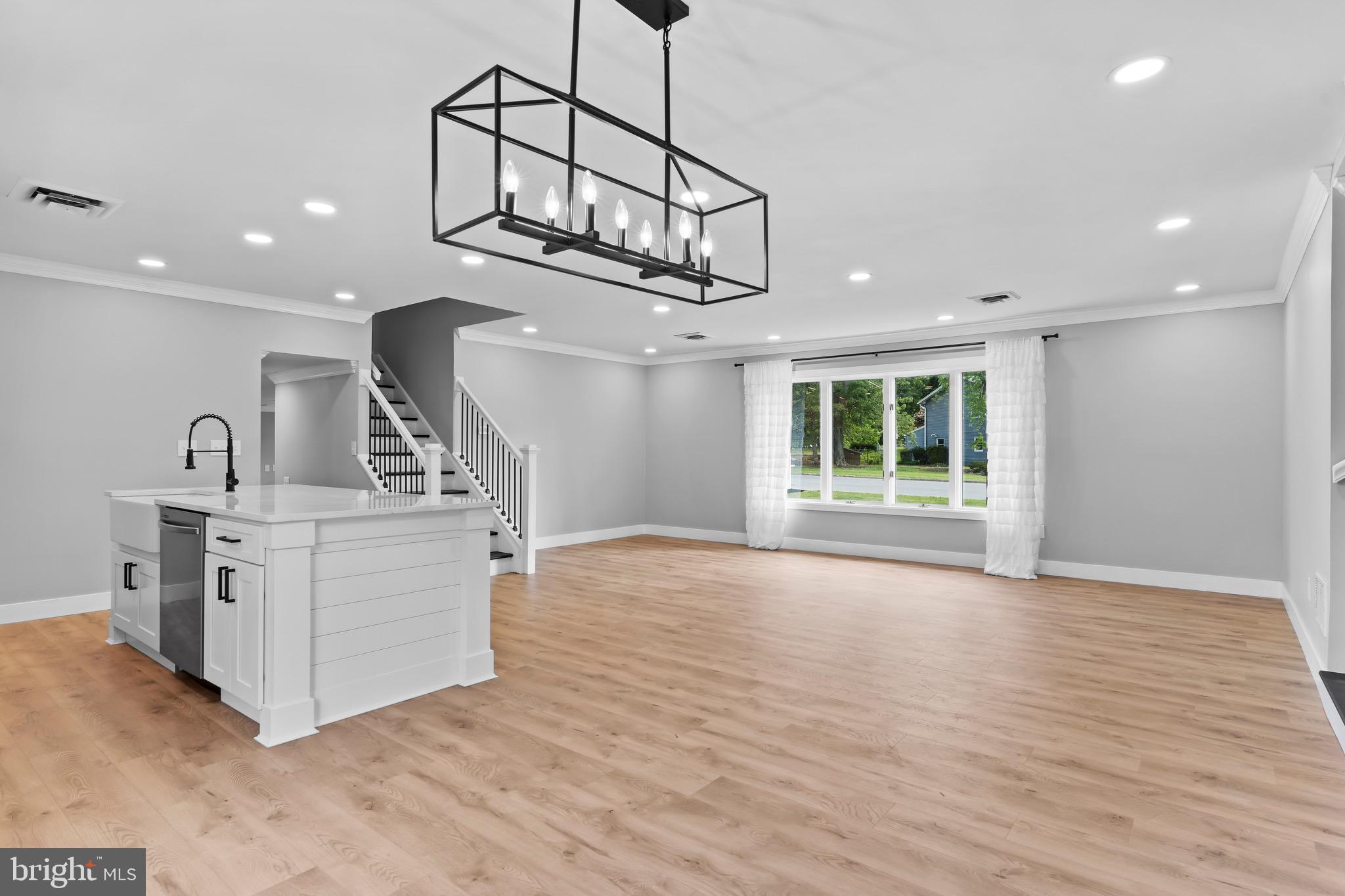 COLONIAL HILLS - Residential