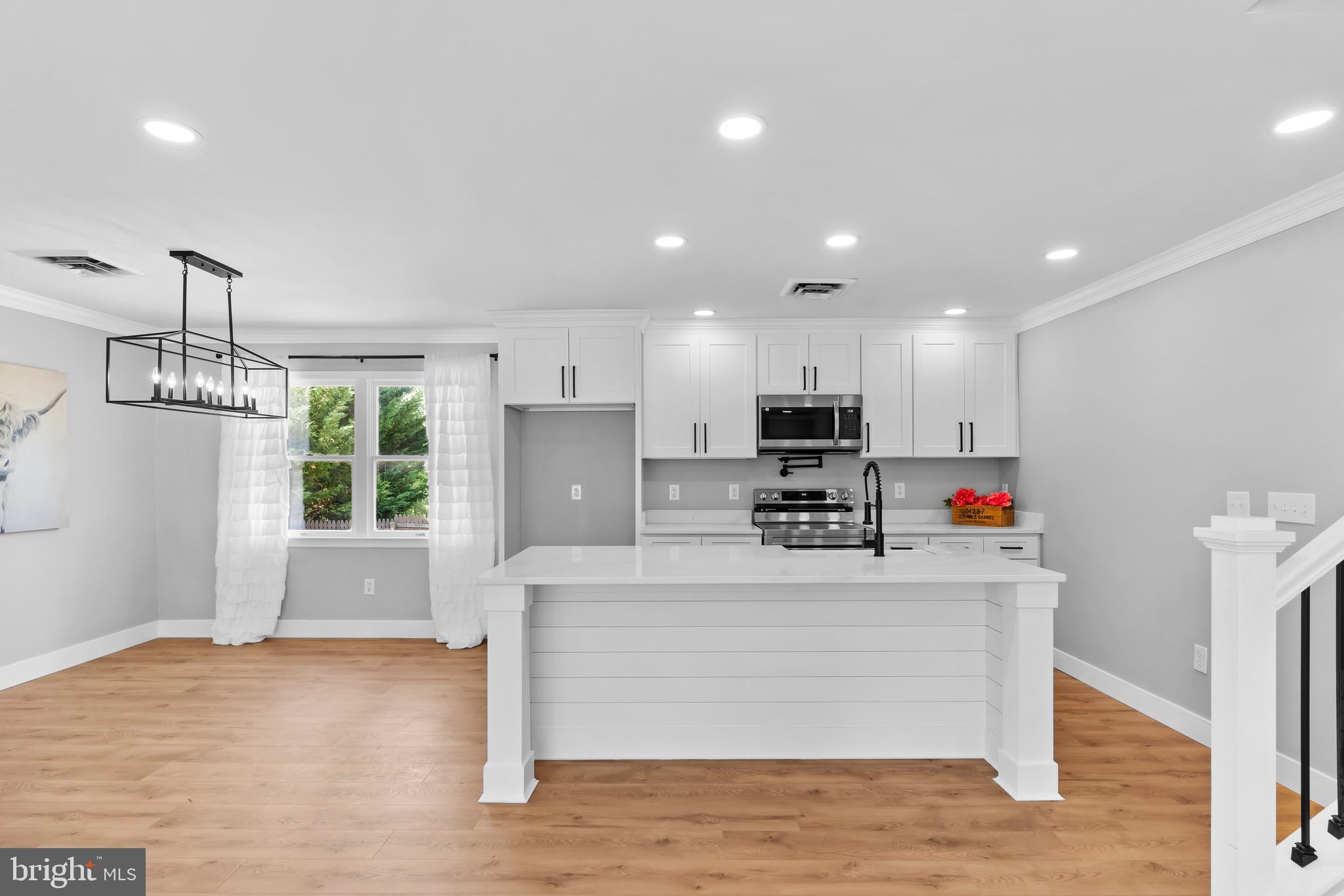 COLONIAL HILLS - Residential