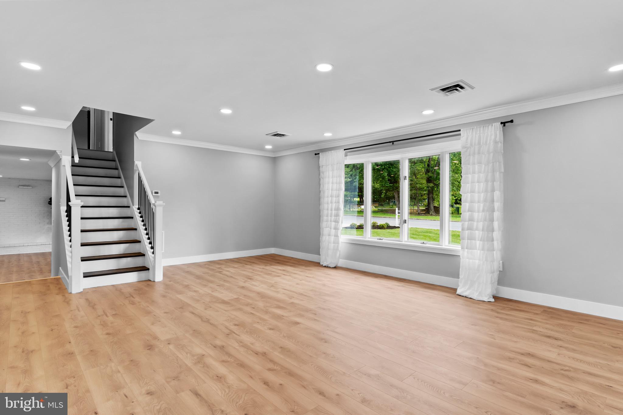 COLONIAL HILLS - Residential