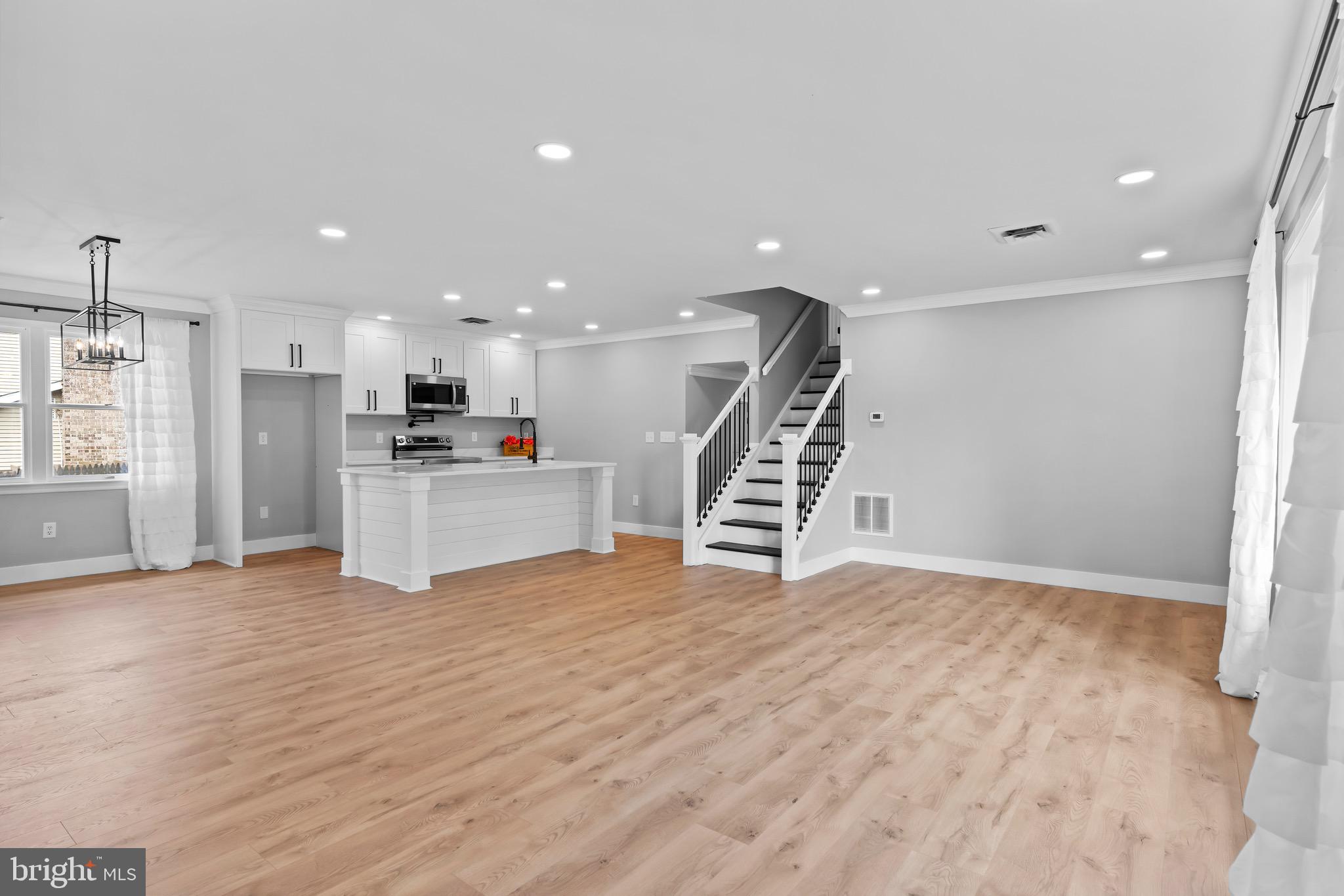 COLONIAL HILLS - Residential