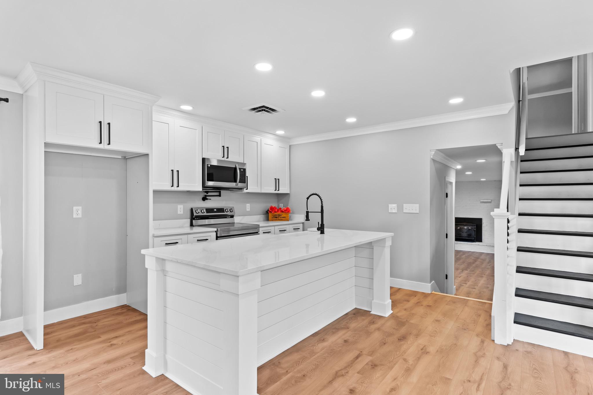 COLONIAL HILLS - Residential