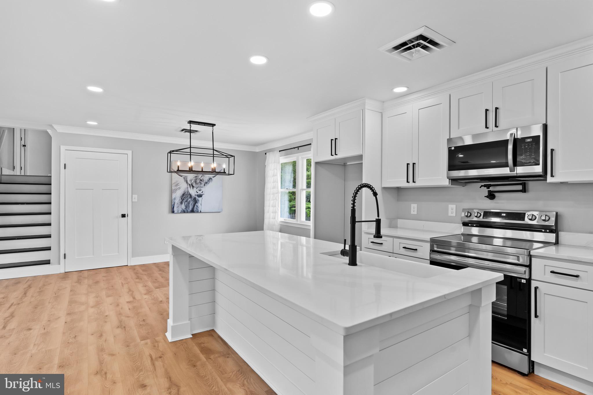COLONIAL HILLS - Residential