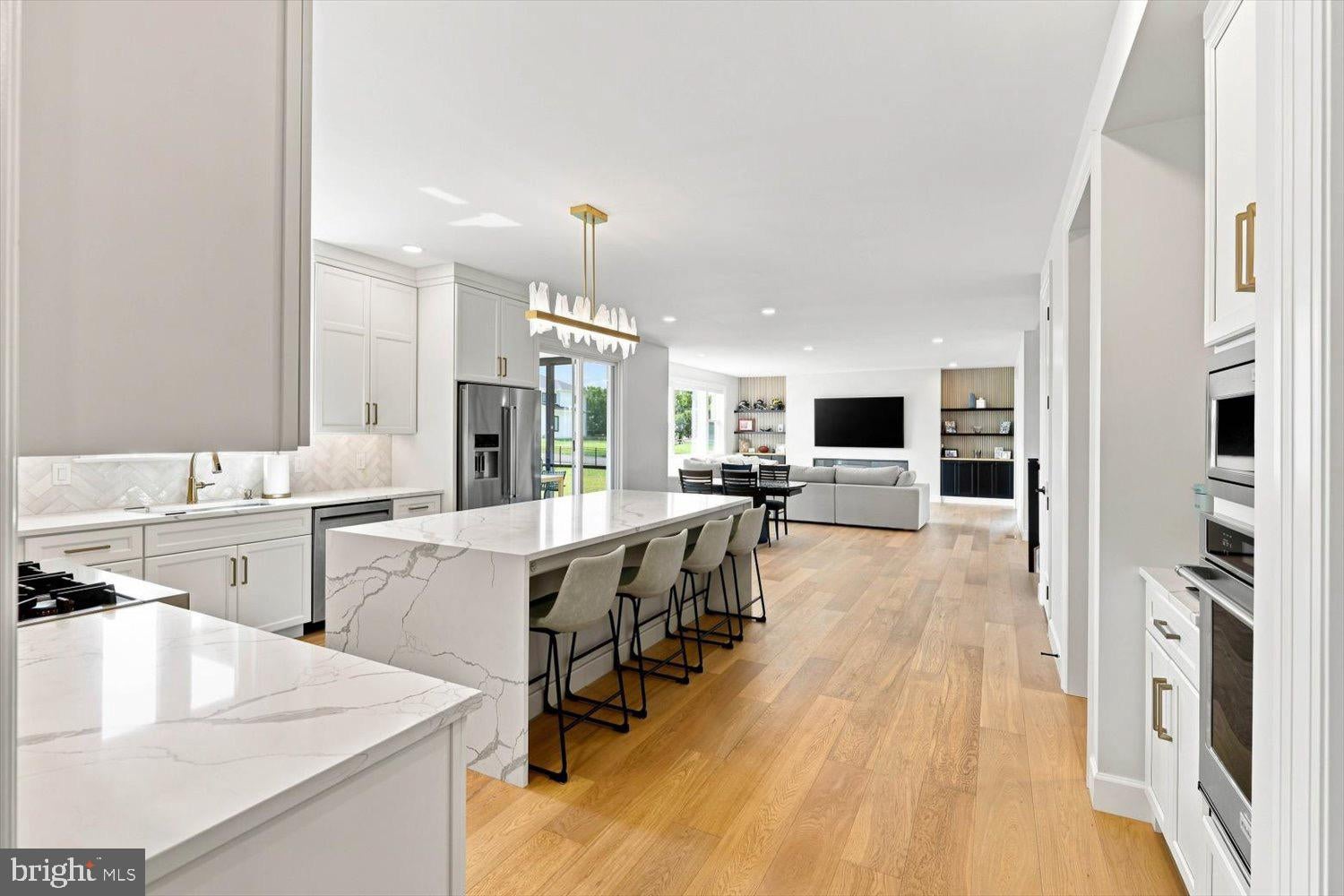 585 DOLLY DRIVE