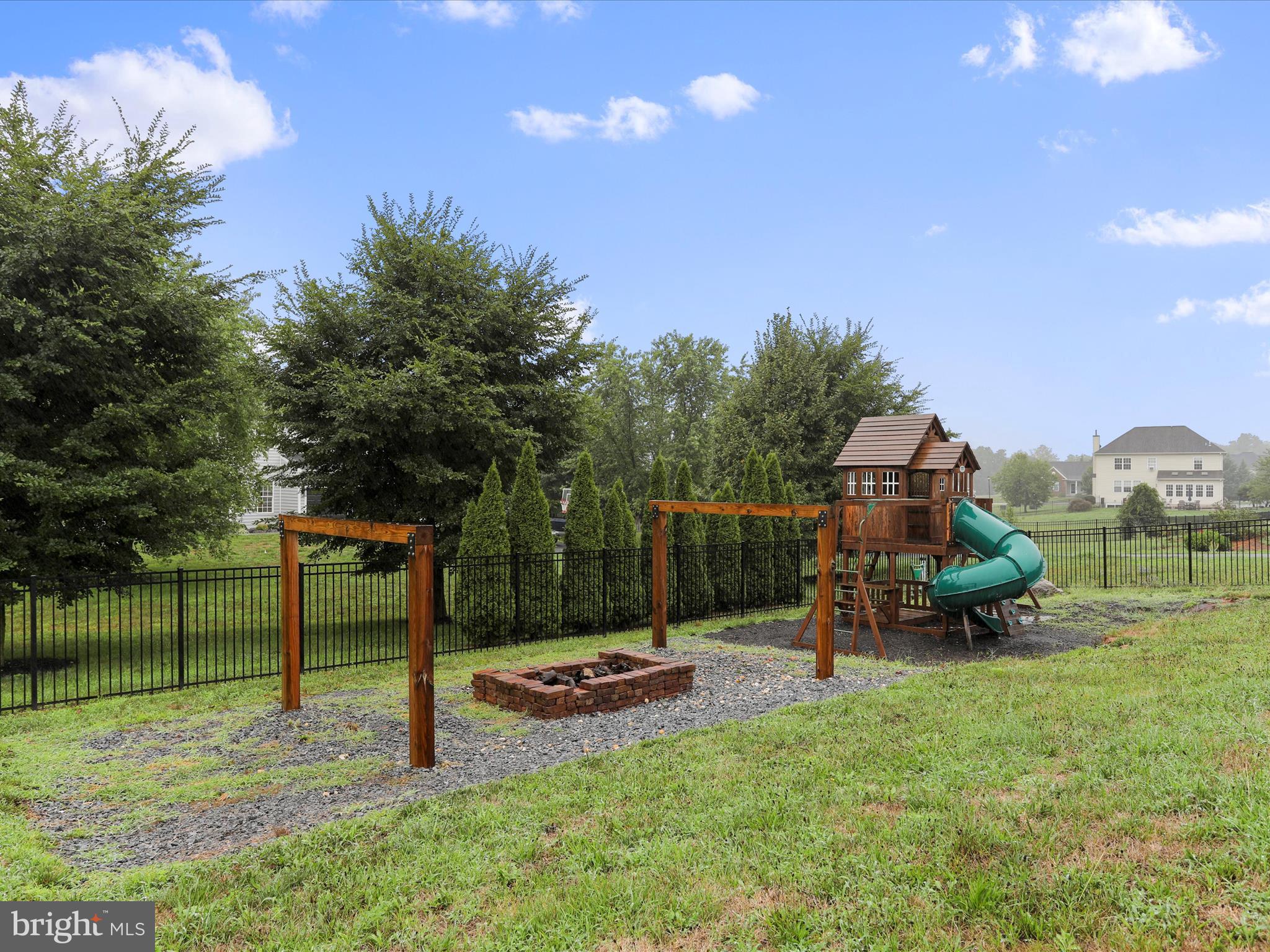 APPLE KNOLLS ESTATES - Residential