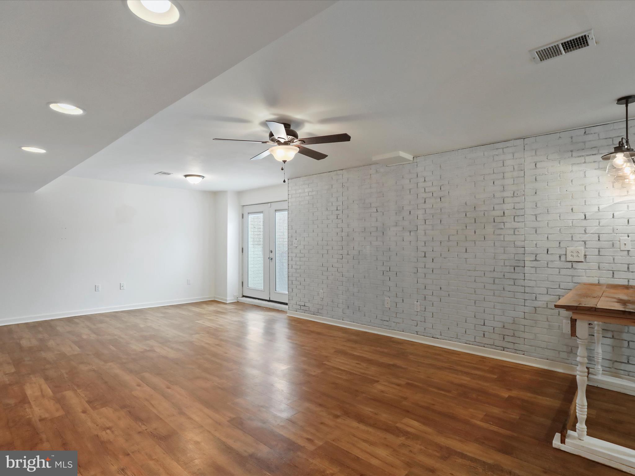 APPLE KNOLLS ESTATES - Residential