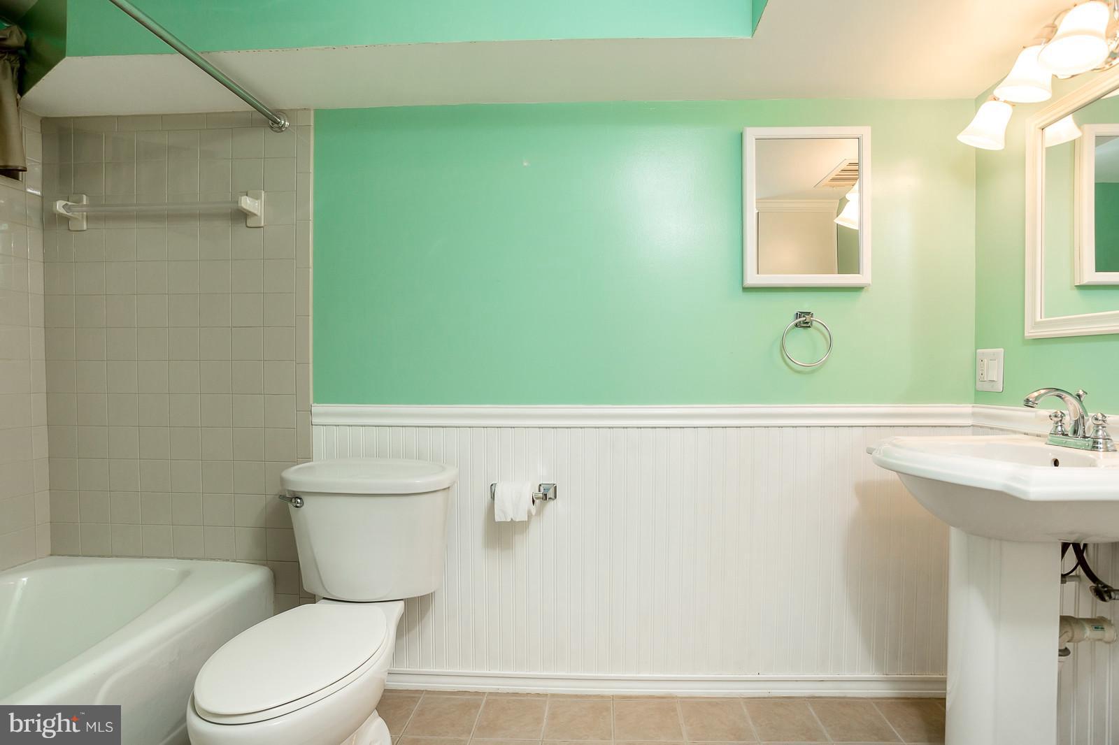 VIENNA WOODS - Residential Lease