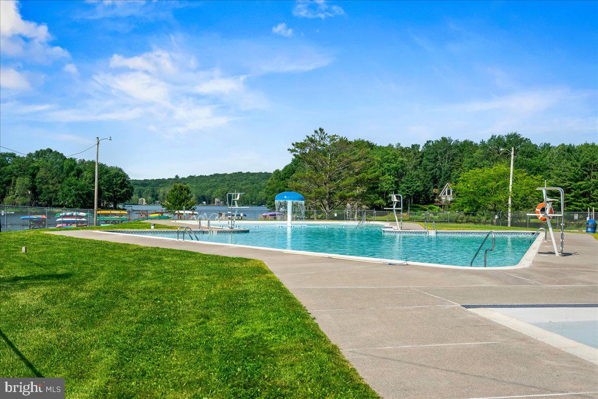 ARROWHEAD  LAKES - Residential