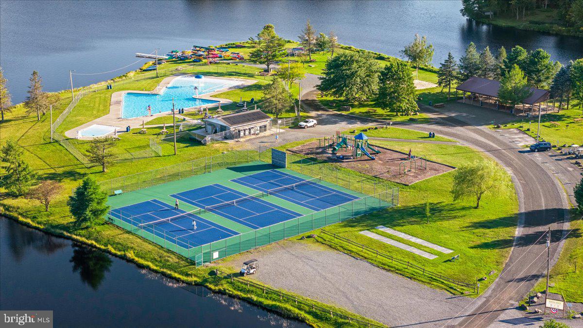 ARROWHEAD  LAKES - Residential
