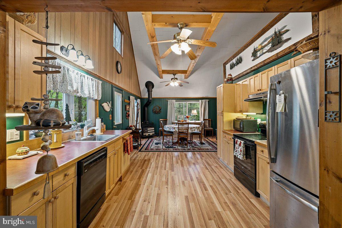 ARROWHEAD  LAKES - Residential