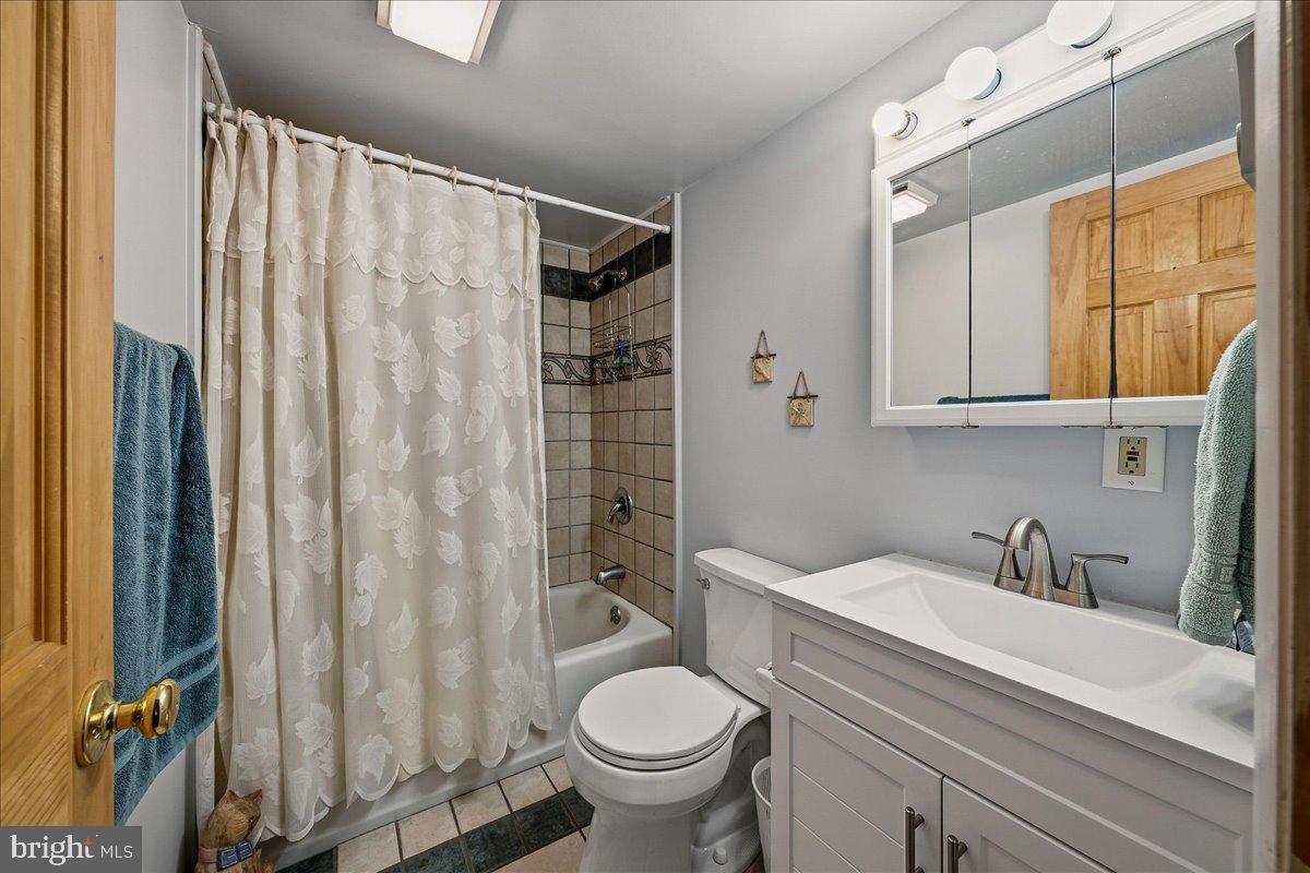 ARROWHEAD  LAKES - Residential