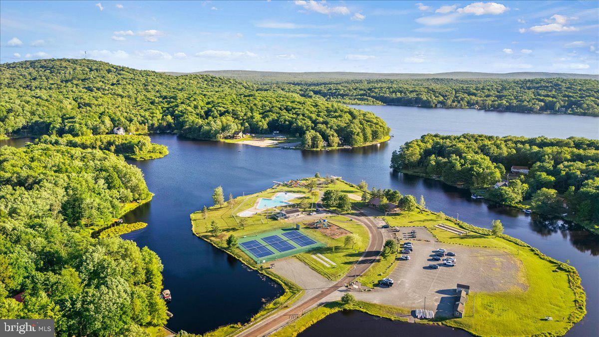ARROWHEAD  LAKES - Residential