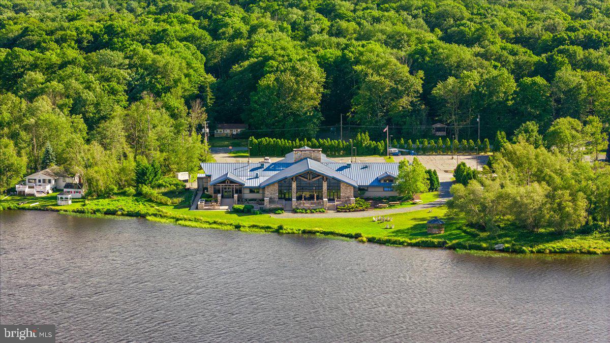 ARROWHEAD  LAKES - Residential