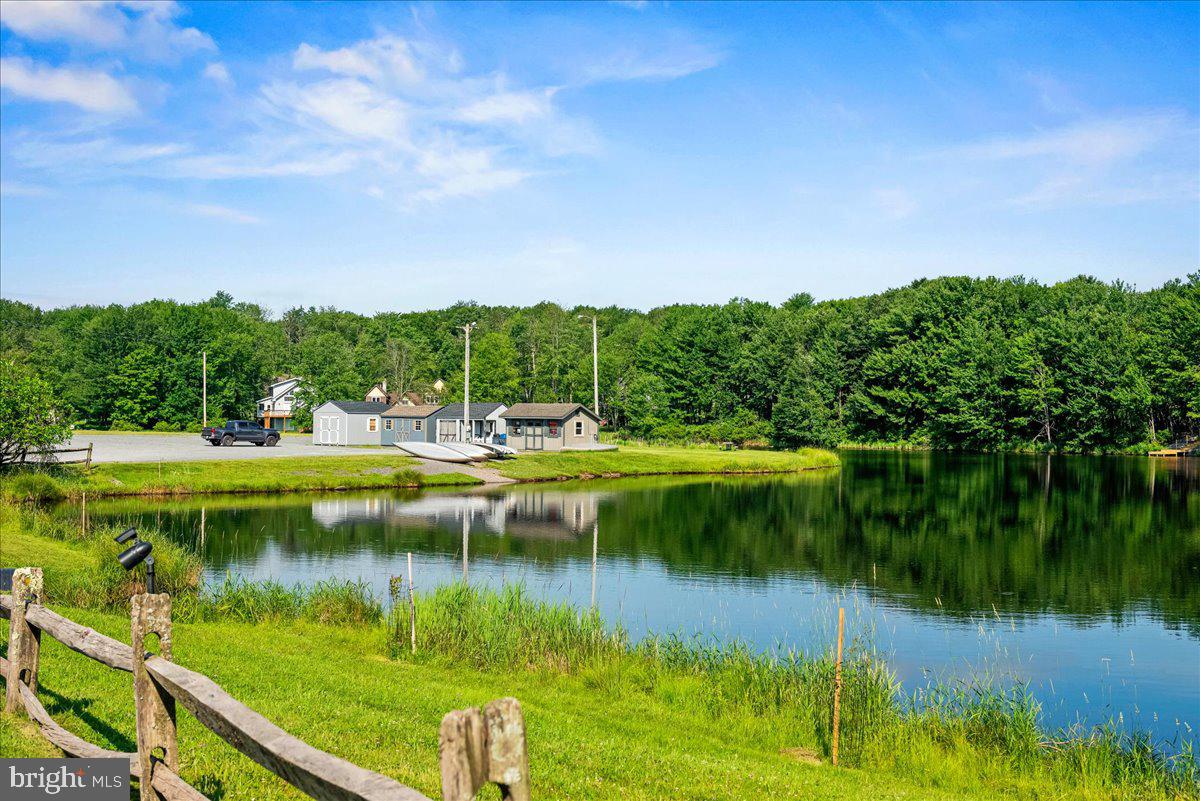 ARROWHEAD  LAKES - Residential