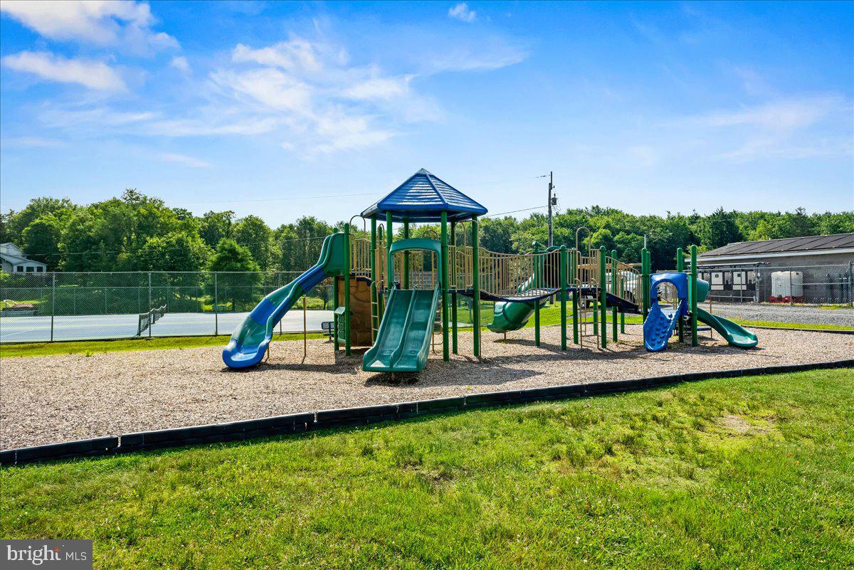 ARROWHEAD  LAKES - Residential