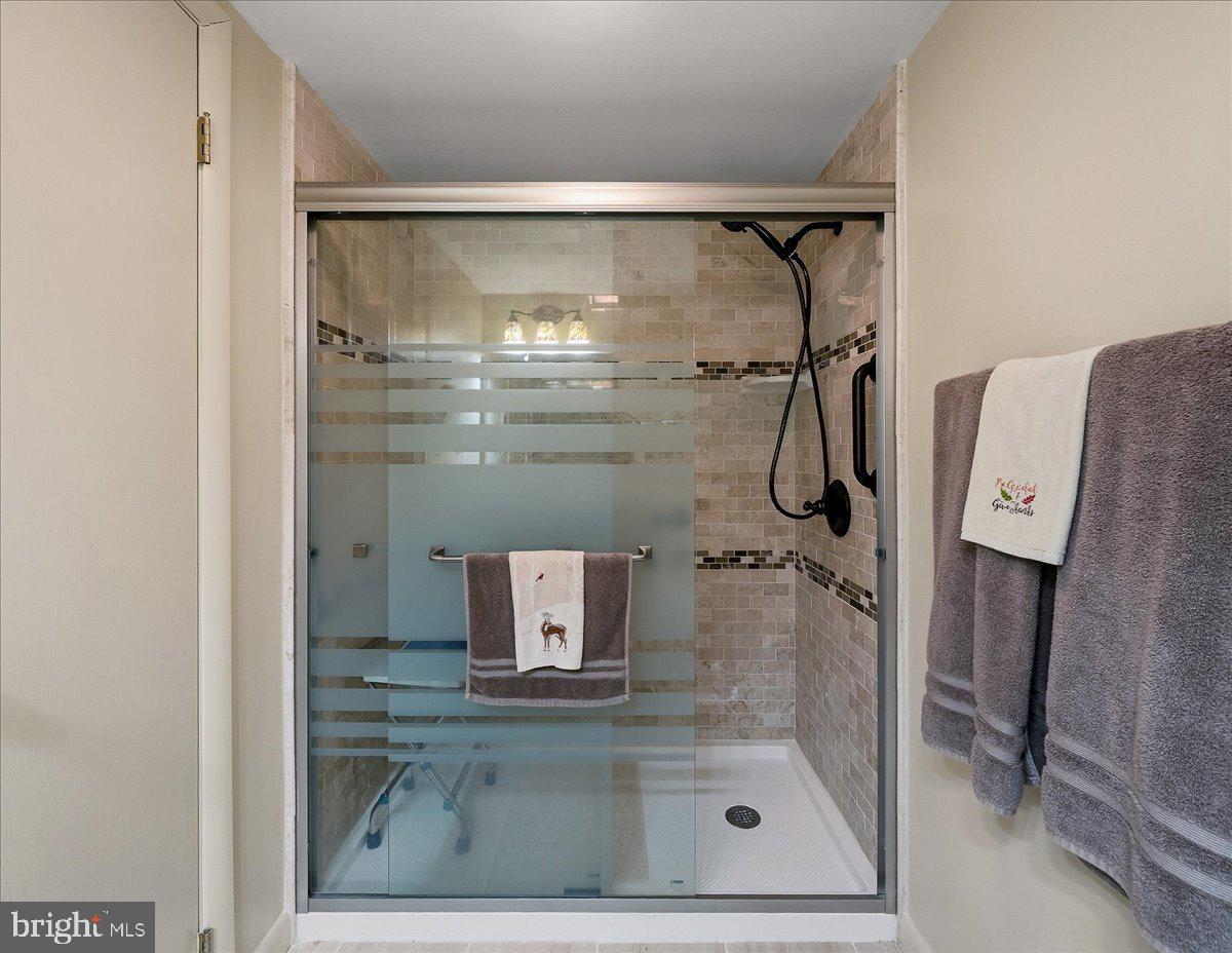 ARROWHEAD  LAKES - Residential