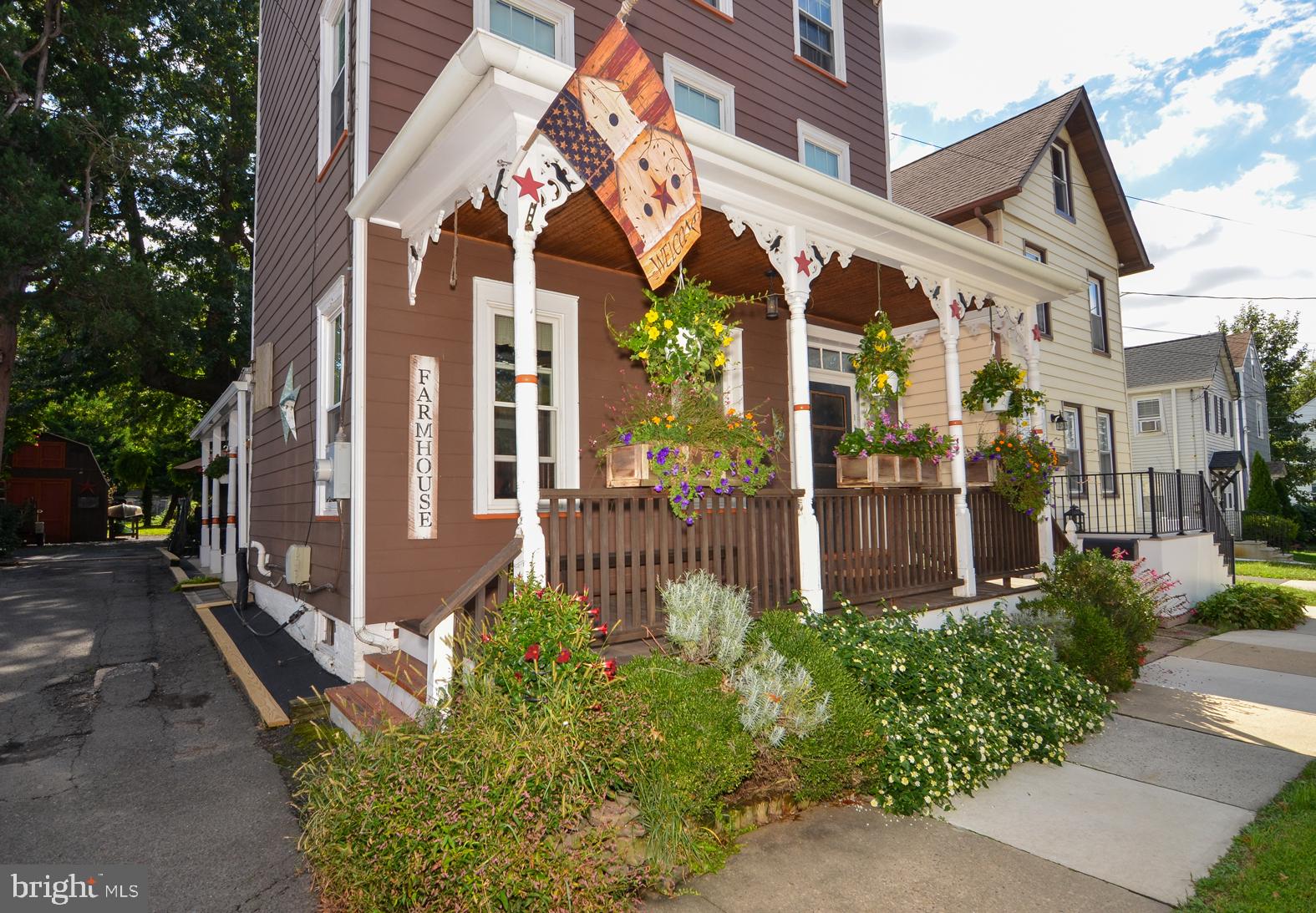 122 E BURLINGTON STREET