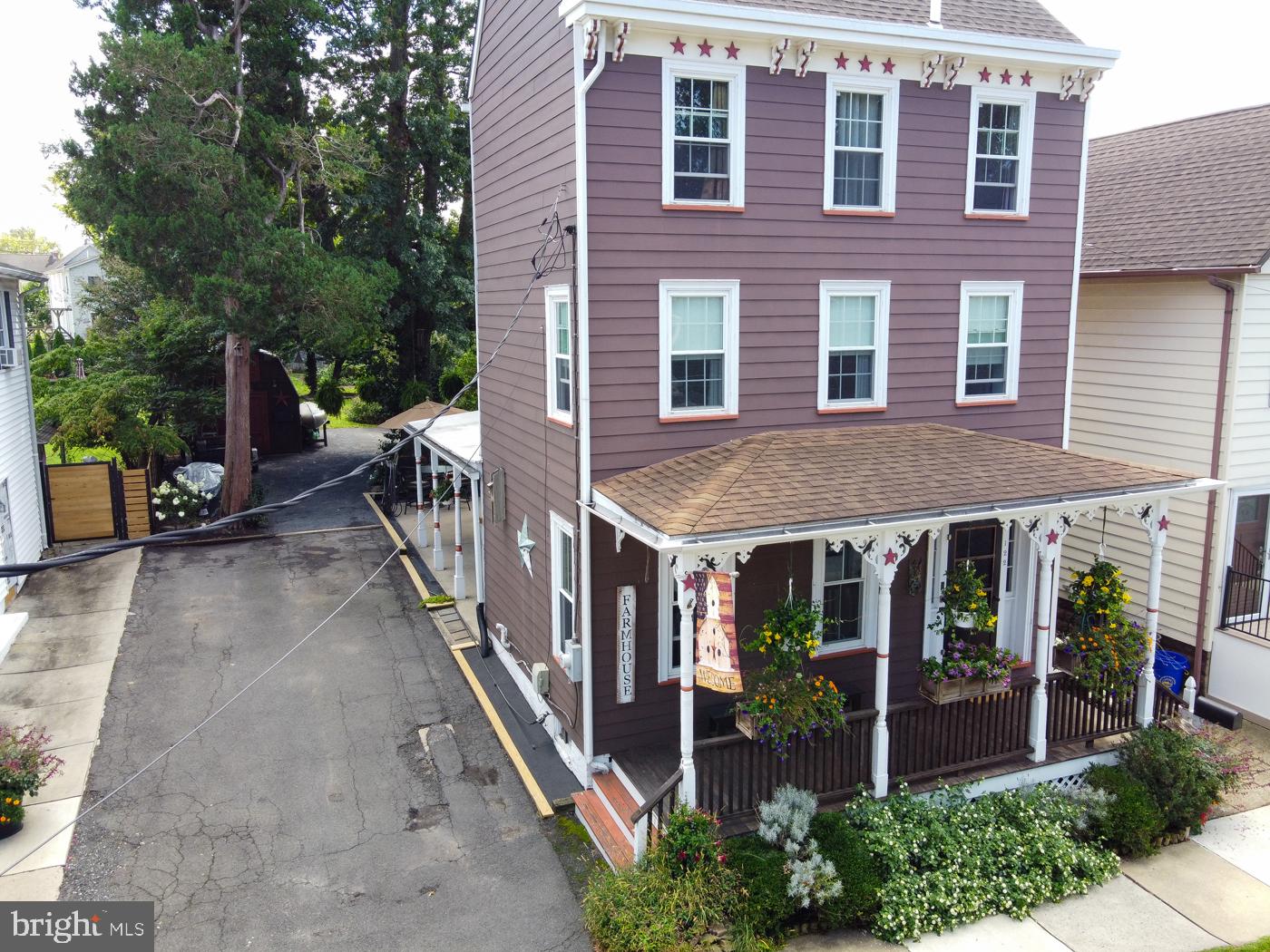122 E BURLINGTON STREET
