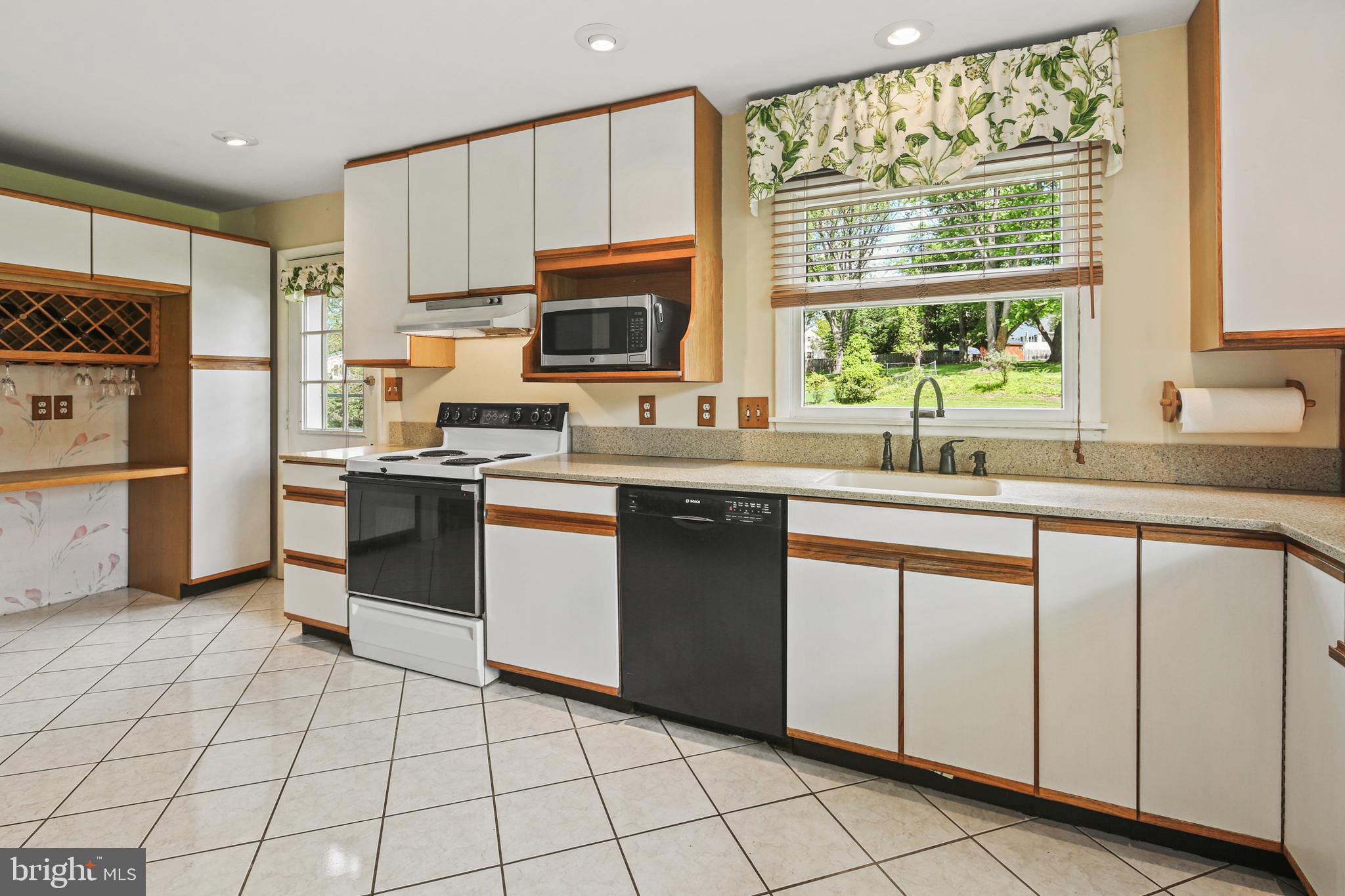 2922 CHESTNUT HILL DRIVE