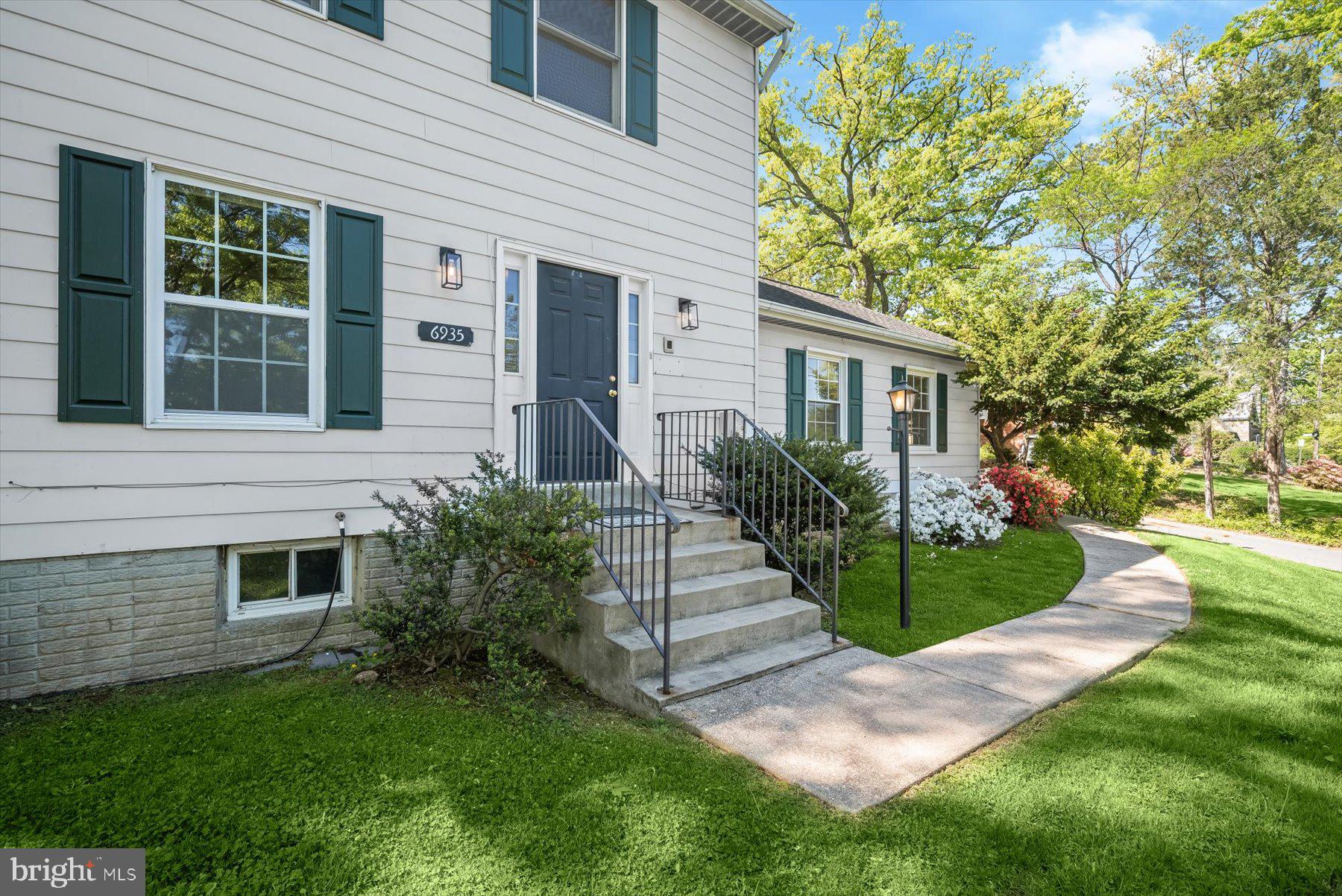 6935 PINEWAY