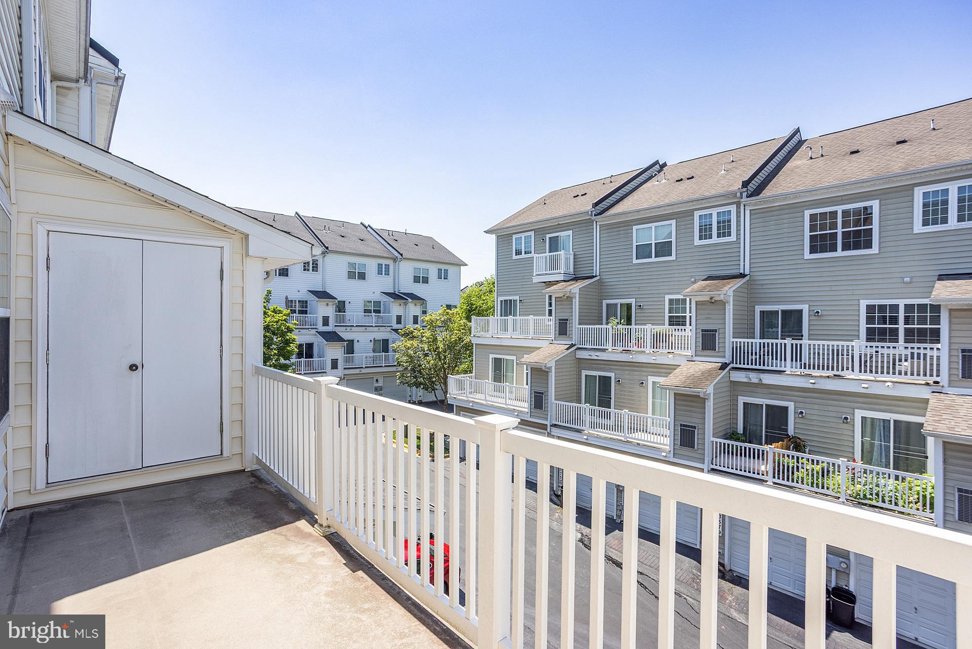 BUCKINGHAM STATION - Residential Lease