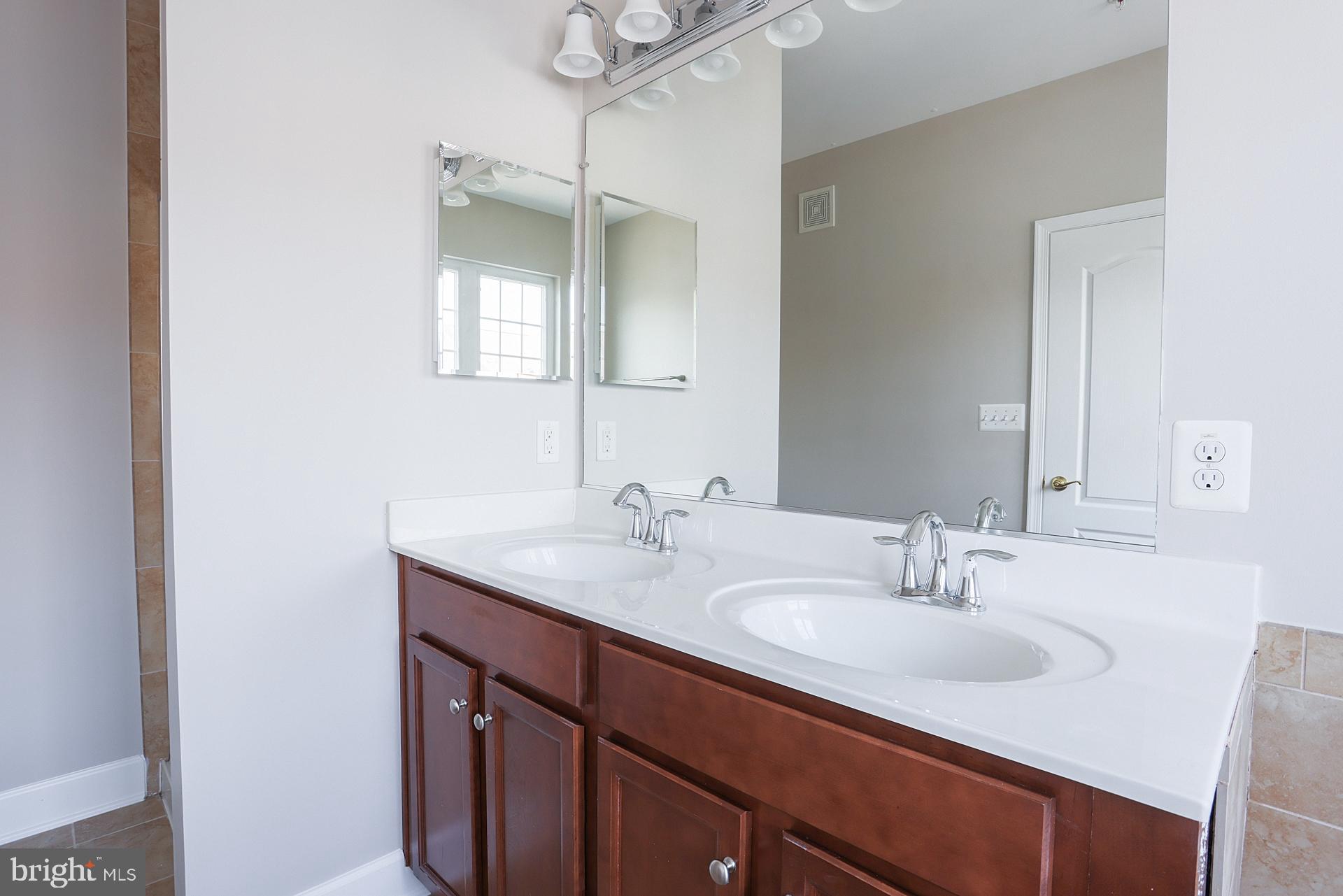 BUCKINGHAM STATION - Residential Lease