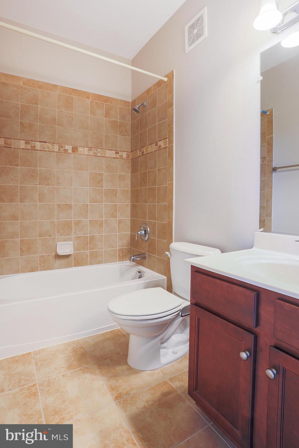 BUCKINGHAM STATION - Residential Lease