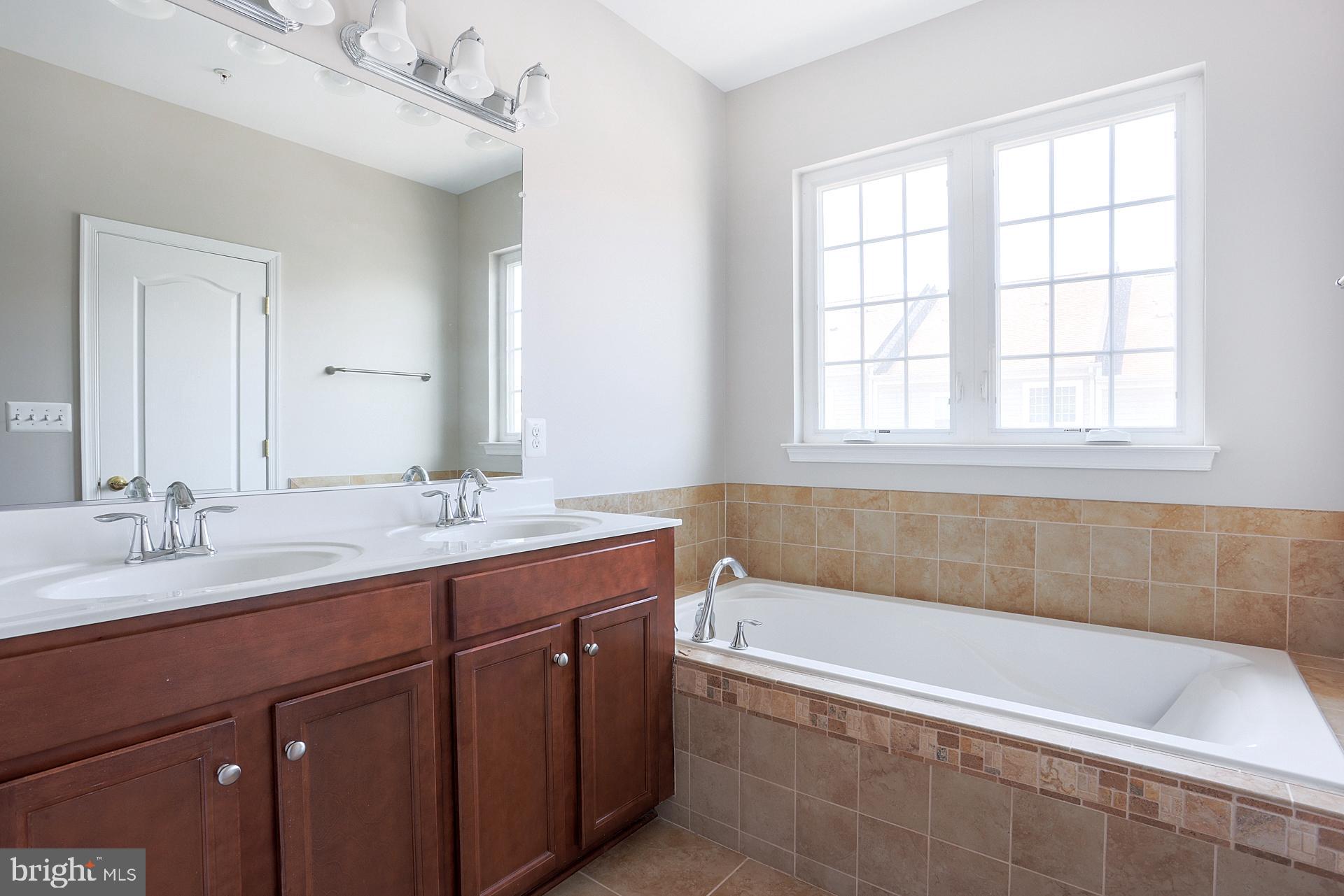 BUCKINGHAM STATION - Residential Lease