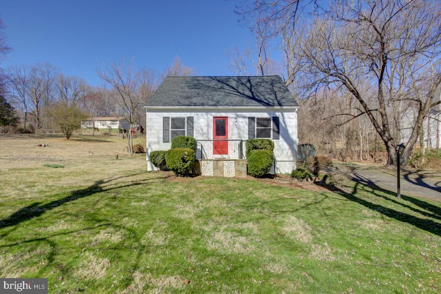 Easy Commute! Two Bedroom Two Bath Home with Private lot. Lots of storage and Parking. All Hardwood Floors. Ready for Move in. Remodeled Kitchen and Newer Baths. Close to Shopping and Dining! Live in Horse Country!
