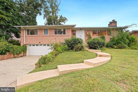 Photo of 6201 Plainview Road, Bethesda, MD 20817 (MLS # MDMC2149012)