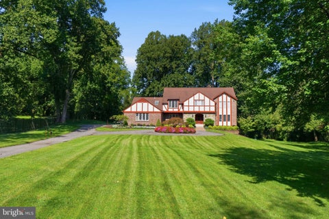 Photo of 10804 Lockland Road, POTOMAC, MD 20854 (MLS # MDMC2256412)