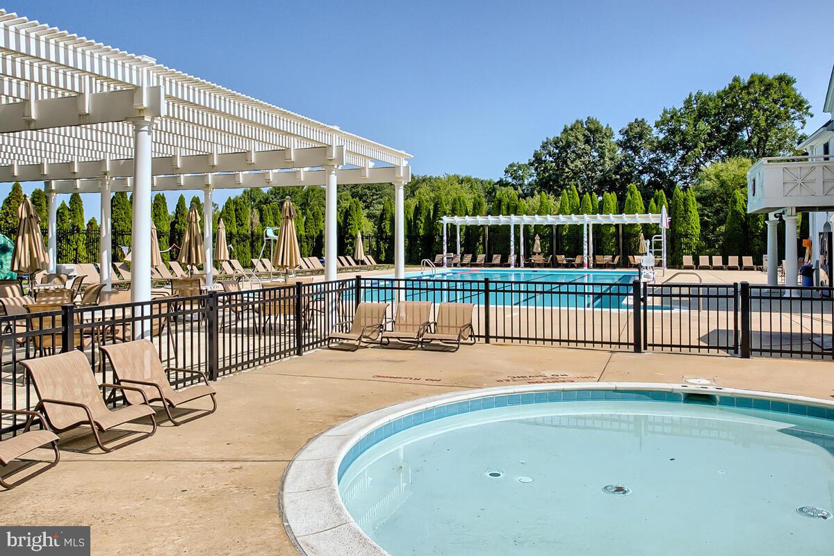 WINDSOR KNOLLS - Residential