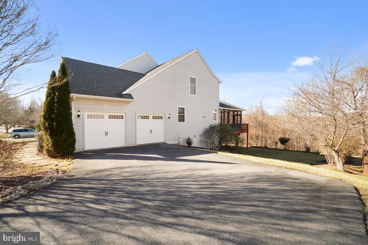 WINDSOR KNOLLS - Residential