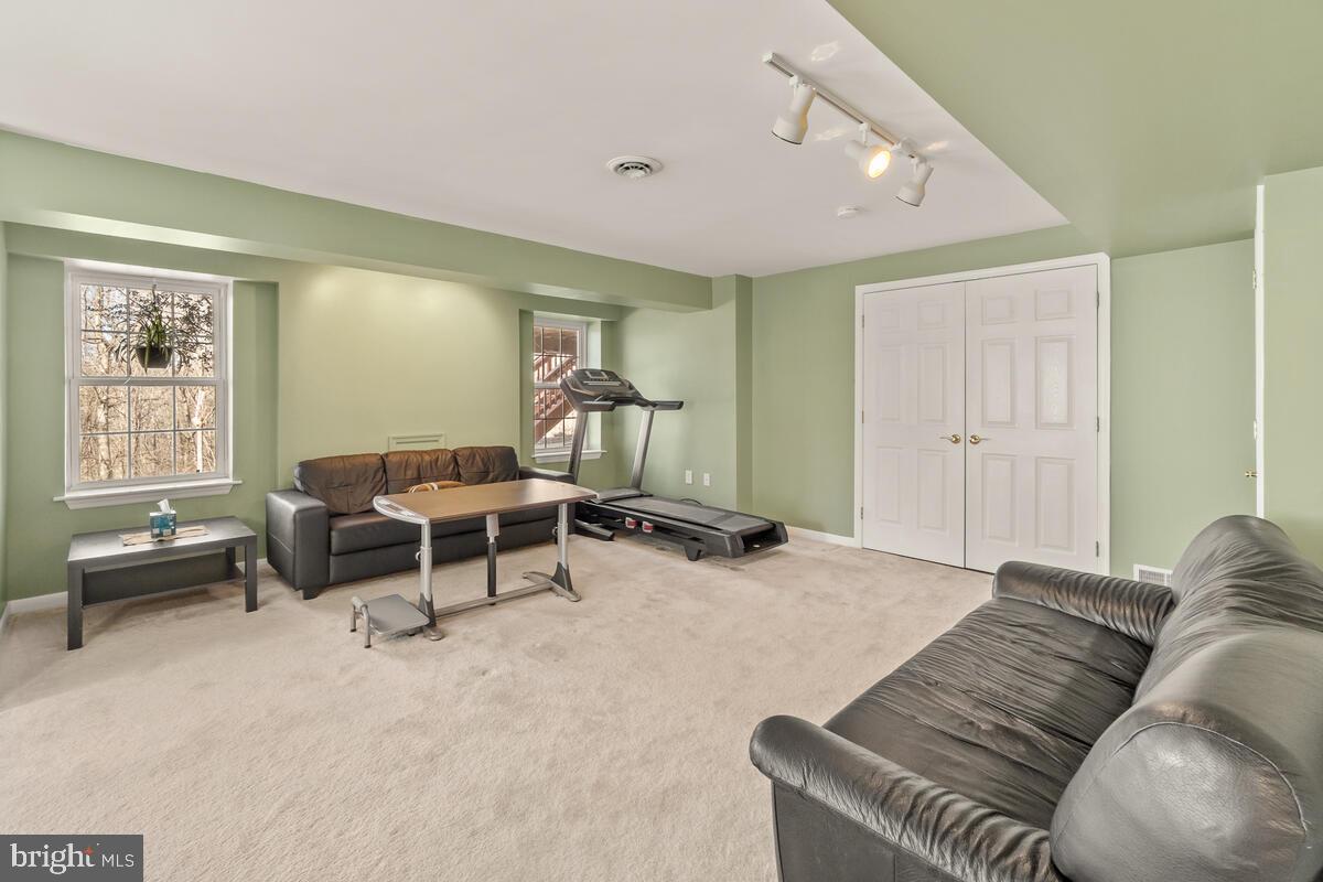 WINDSOR KNOLLS - Residential