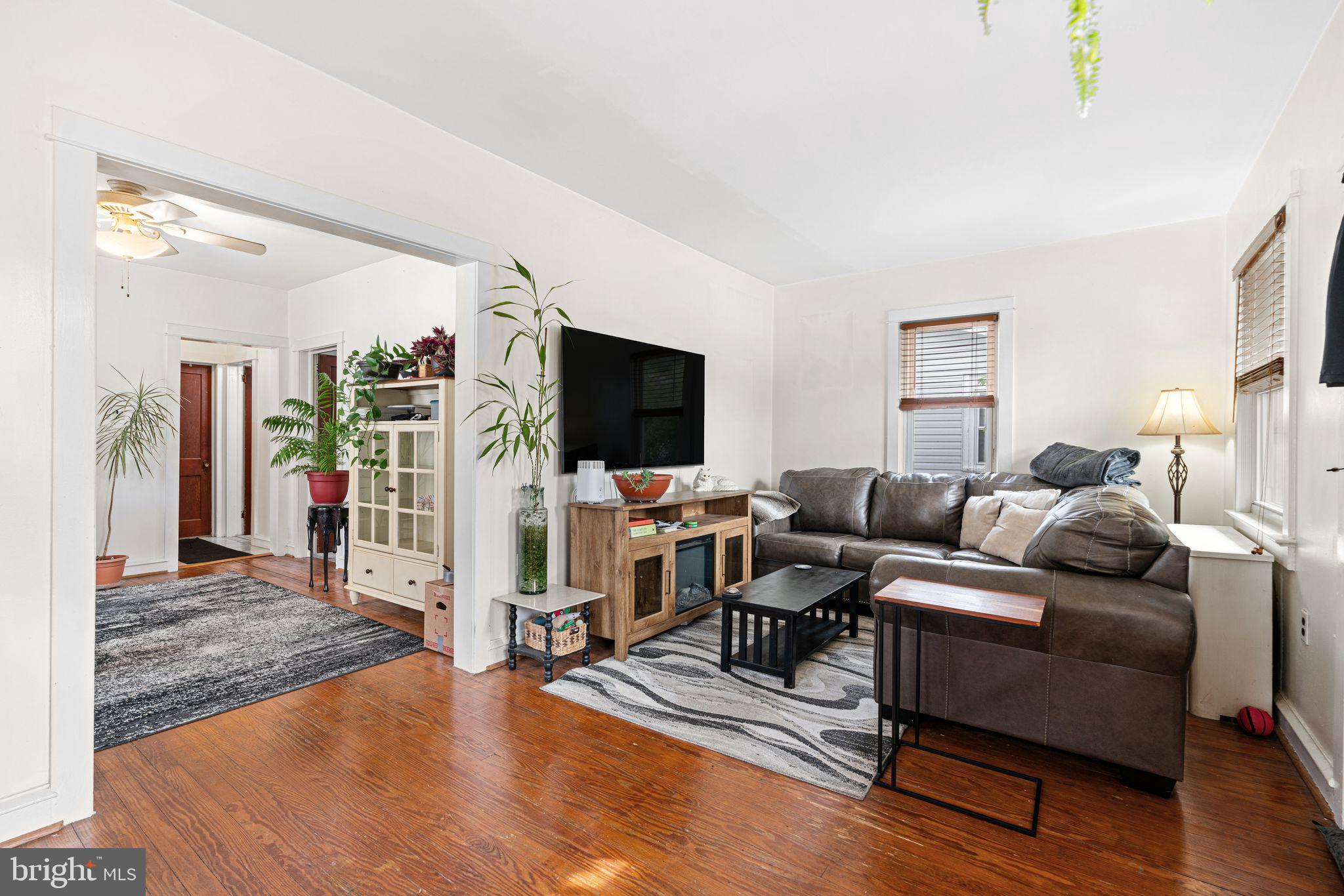 33 E GLOUCESTER PIKE