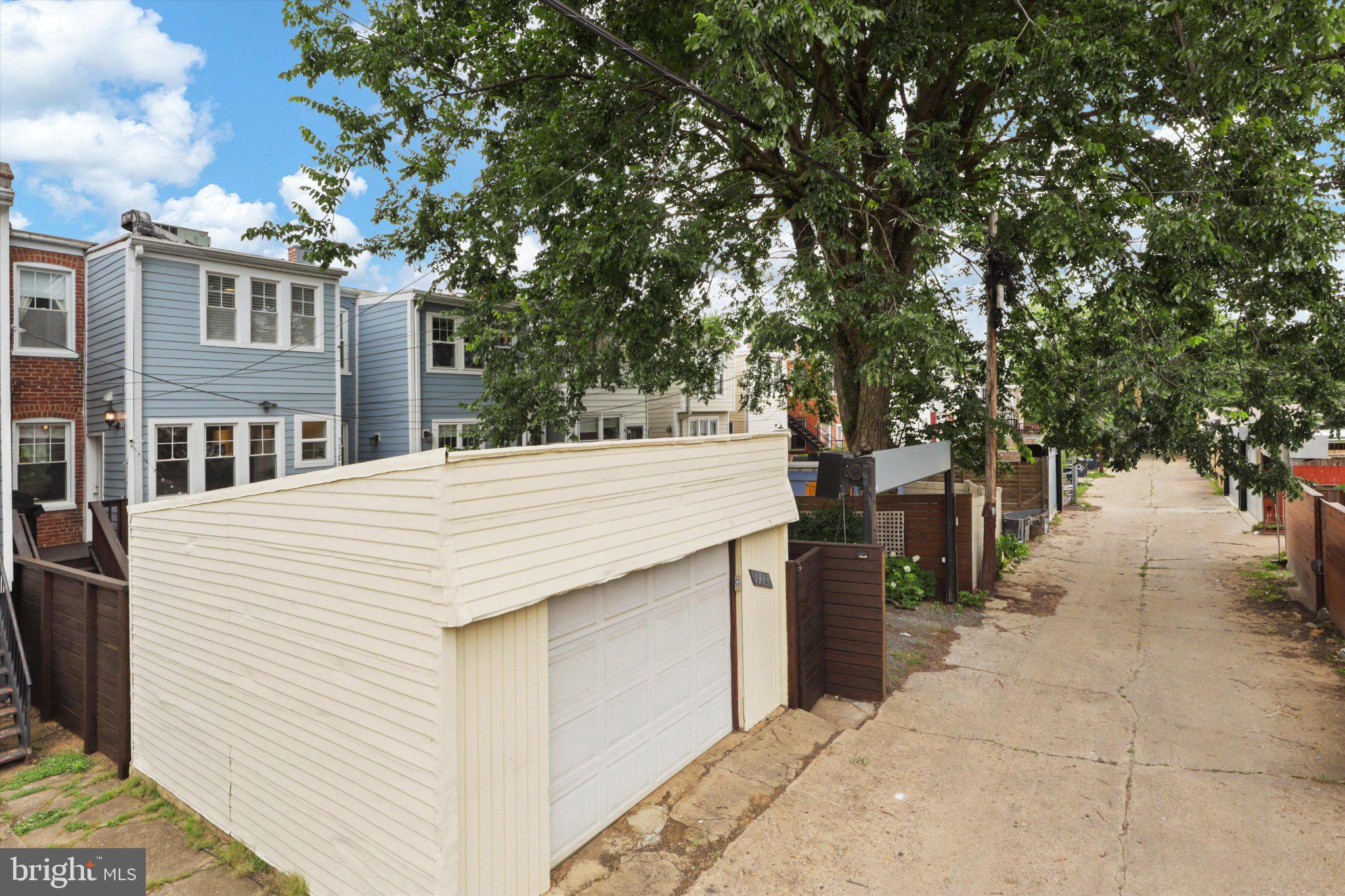 1813 BAY STREET SE