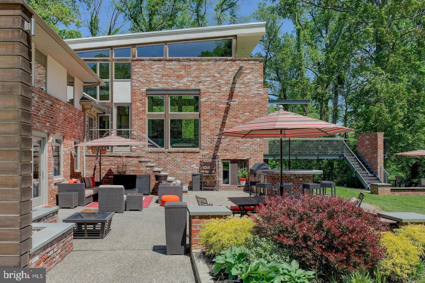 1127 WINDING DRIVE