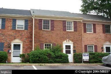 GREAT 2-LEVEL TOWNHOME IN THE OLDE GREENWICH SUBDIVISION. FRESHLY PAINTED THROUGHOUT AND A FENCED IN BACKYARD. THANKS FOR SHOWING!