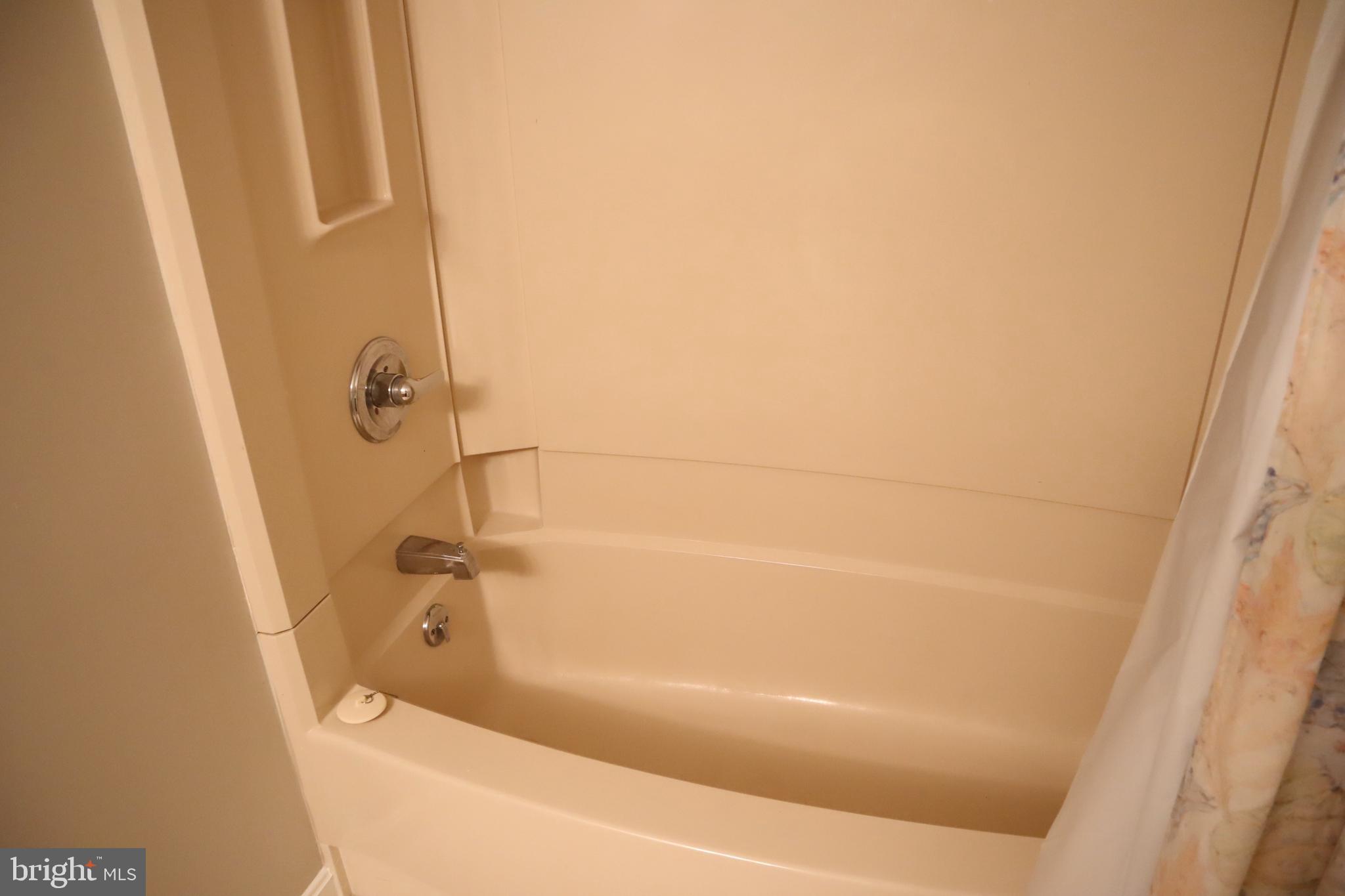 HALLOWELL - Residential Lease