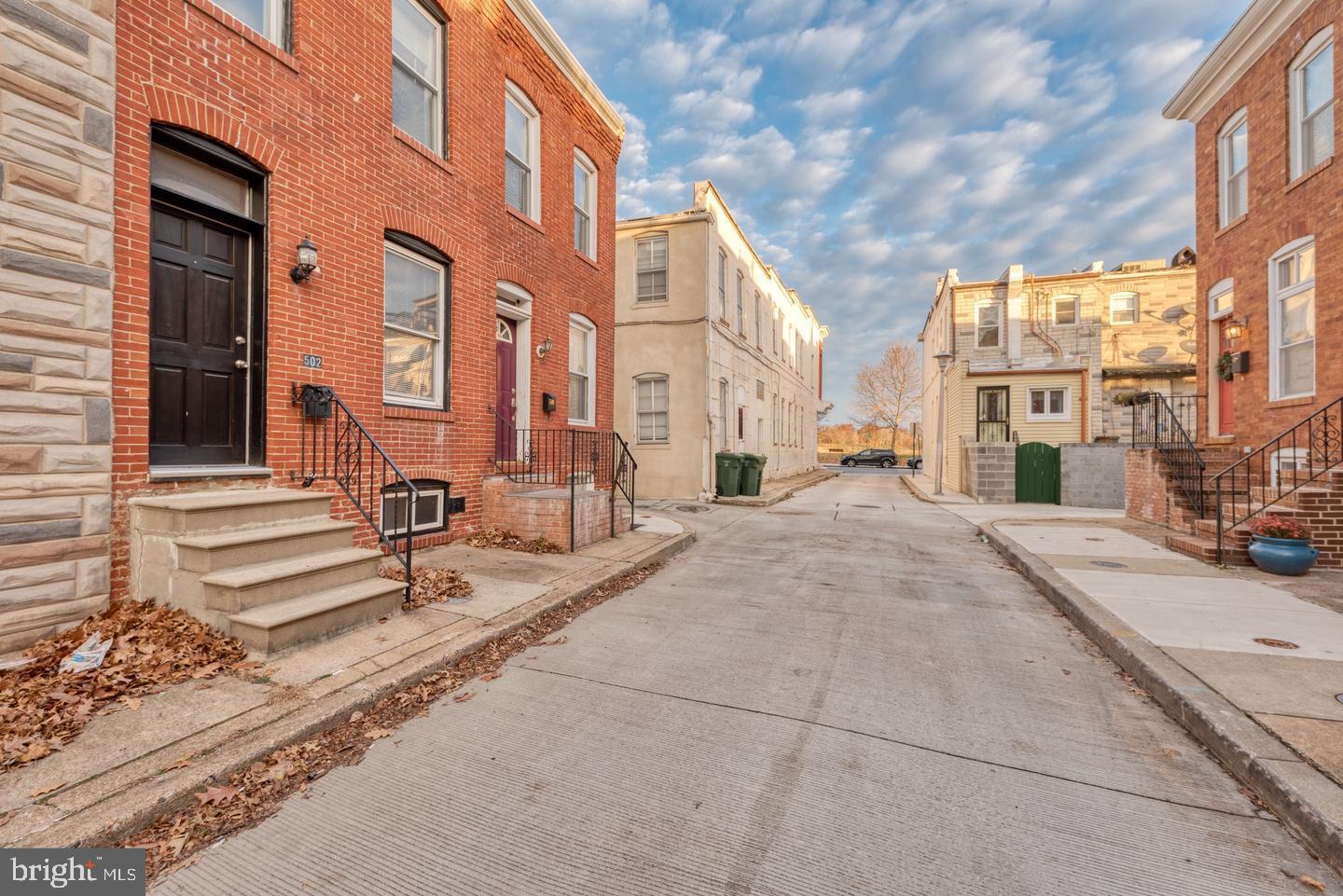 CUTE AND PERFECT THROUGHOUT FOR A SINGLE RESIDENT OR A COUPLE. HOME'S FULL BATHROOM IS OFF MAIN LEVEL. GREAT FLOW ON MAIN LEVEL. ATTRACTIVE PRICING MAKES THIS A PERFECT HOME IN A SOLID LOCATION FOR MANY. COME SEE TODAY!