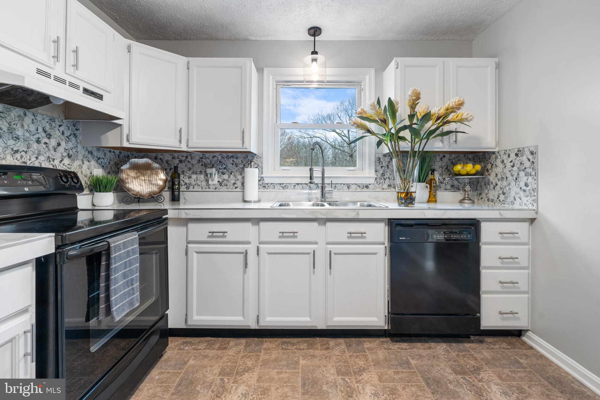 COUNTRY LAKES - Residential