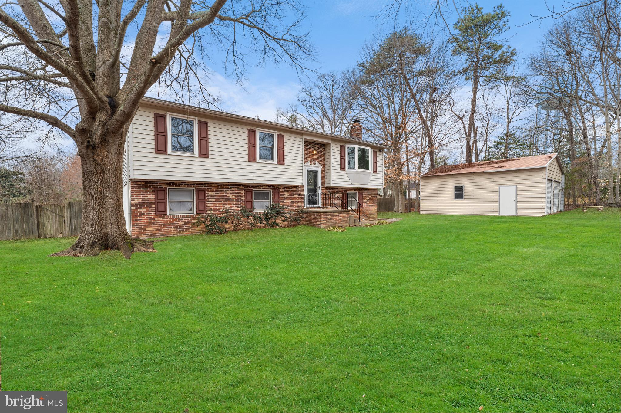 COUNTRY LAKES - Residential