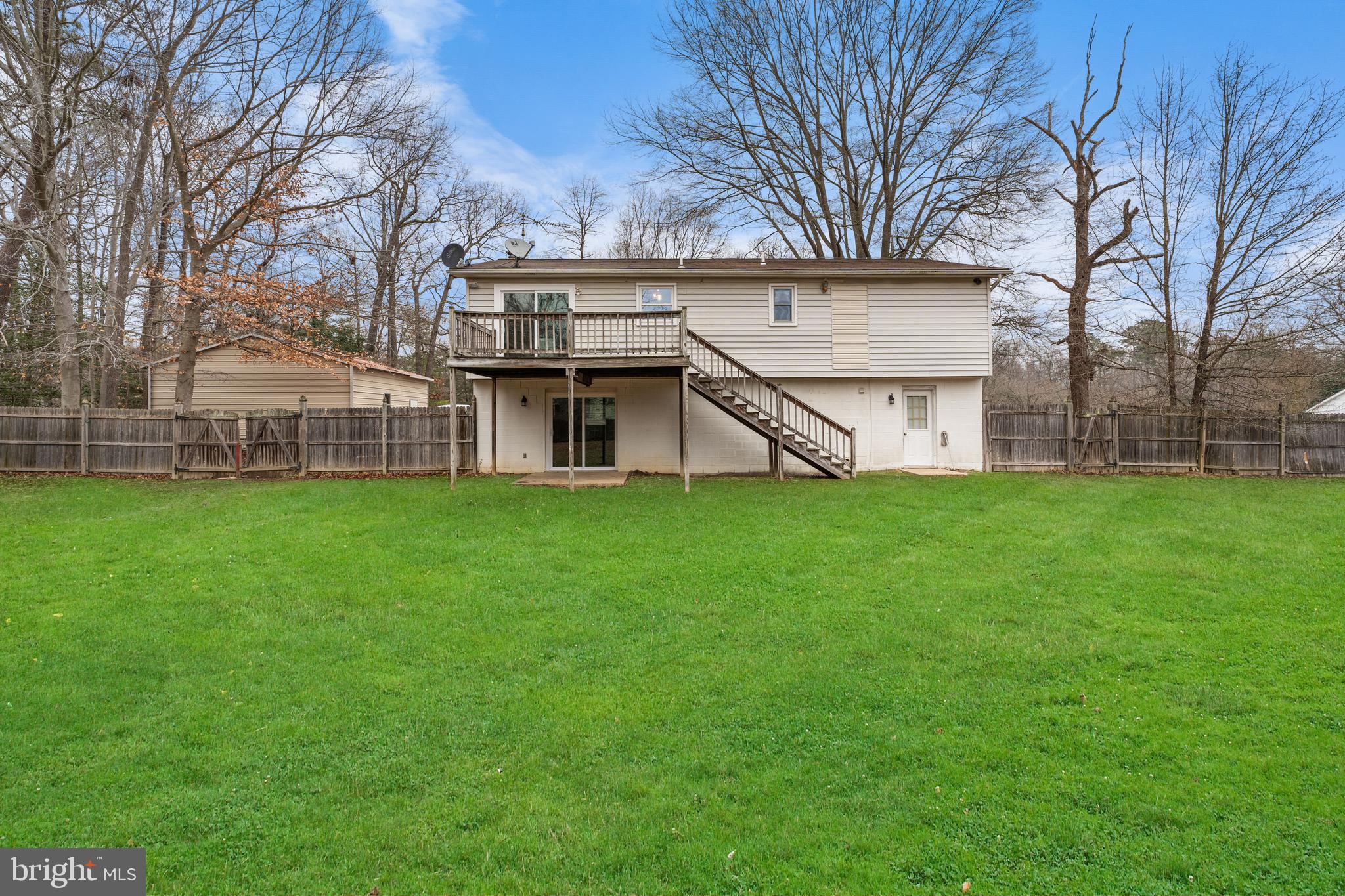 COUNTRY LAKES - Residential