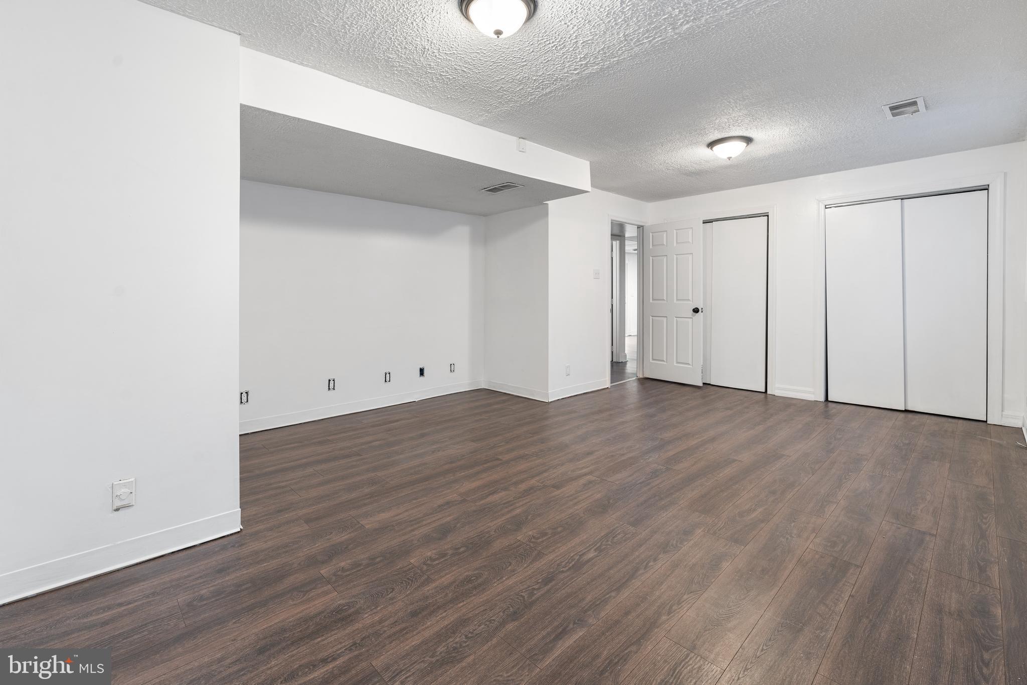 COUNTRY LAKES - Residential