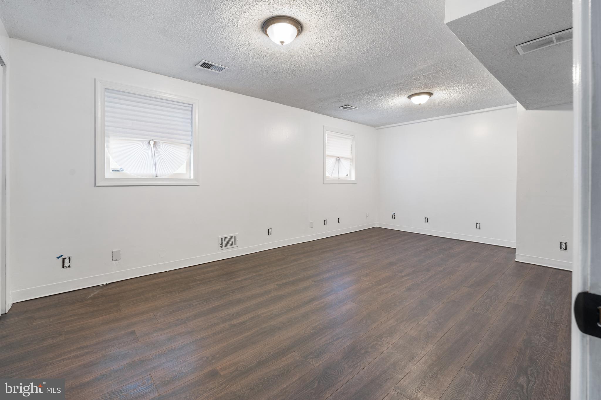 COUNTRY LAKES - Residential